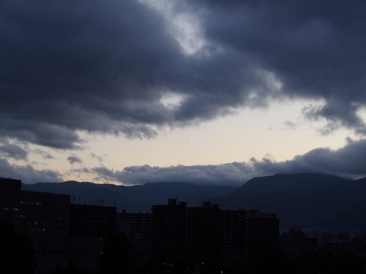 空の穴だけの夕暮れ_c0025115_19185205.jpg