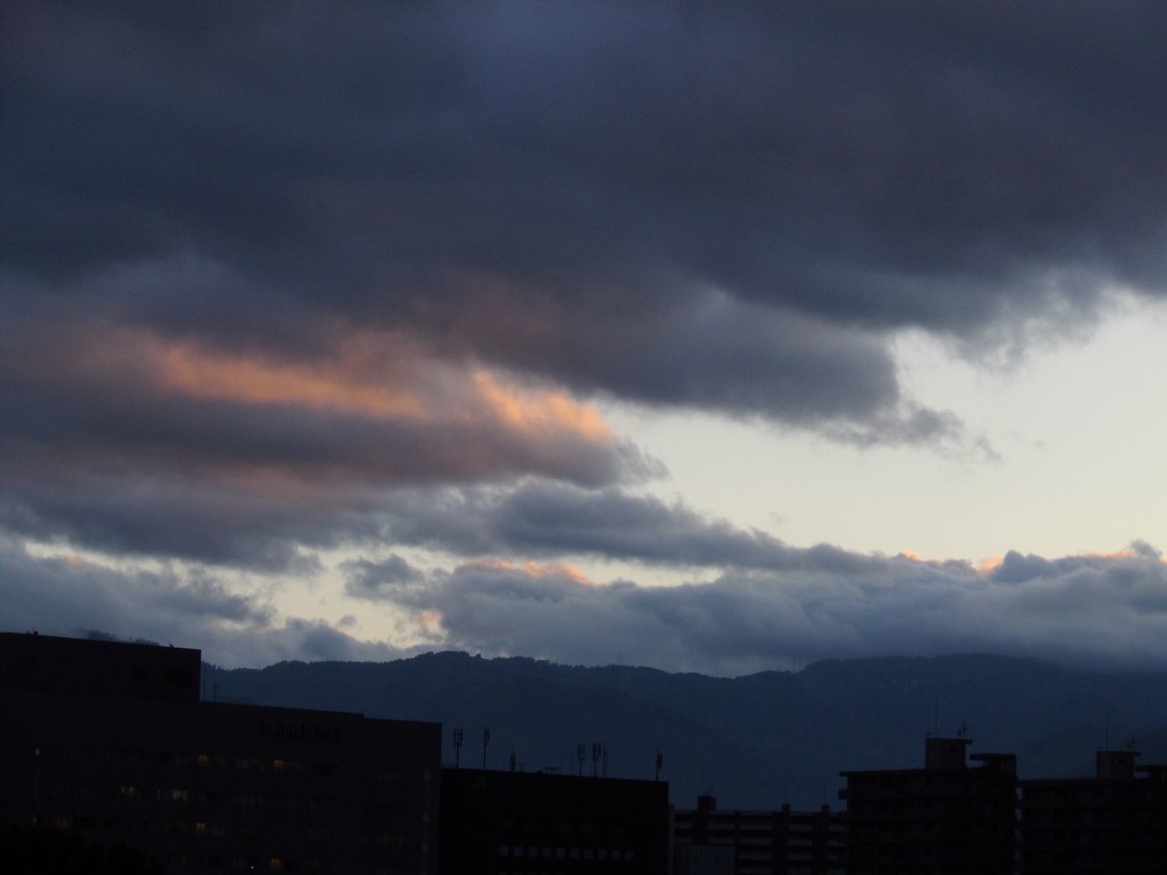 空の穴だけの夕暮れ_c0025115_19190100.jpg