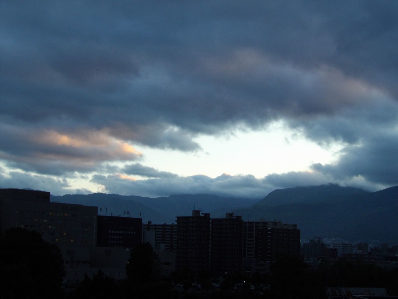 空の穴だけの夕暮れ_c0025115_19190565.jpg