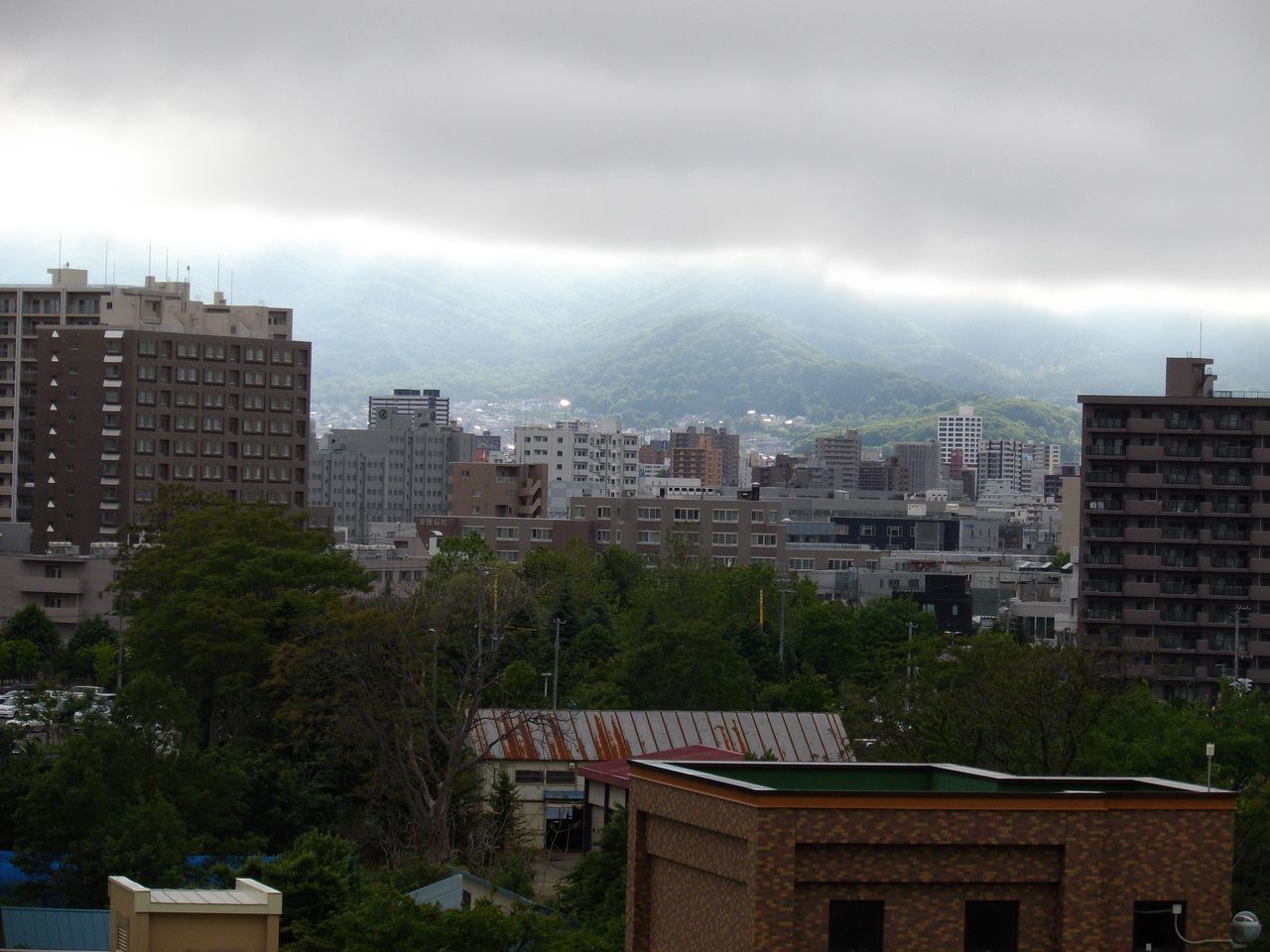寒い札幌、一部だけ晴れ_c0025115_19114319.jpg