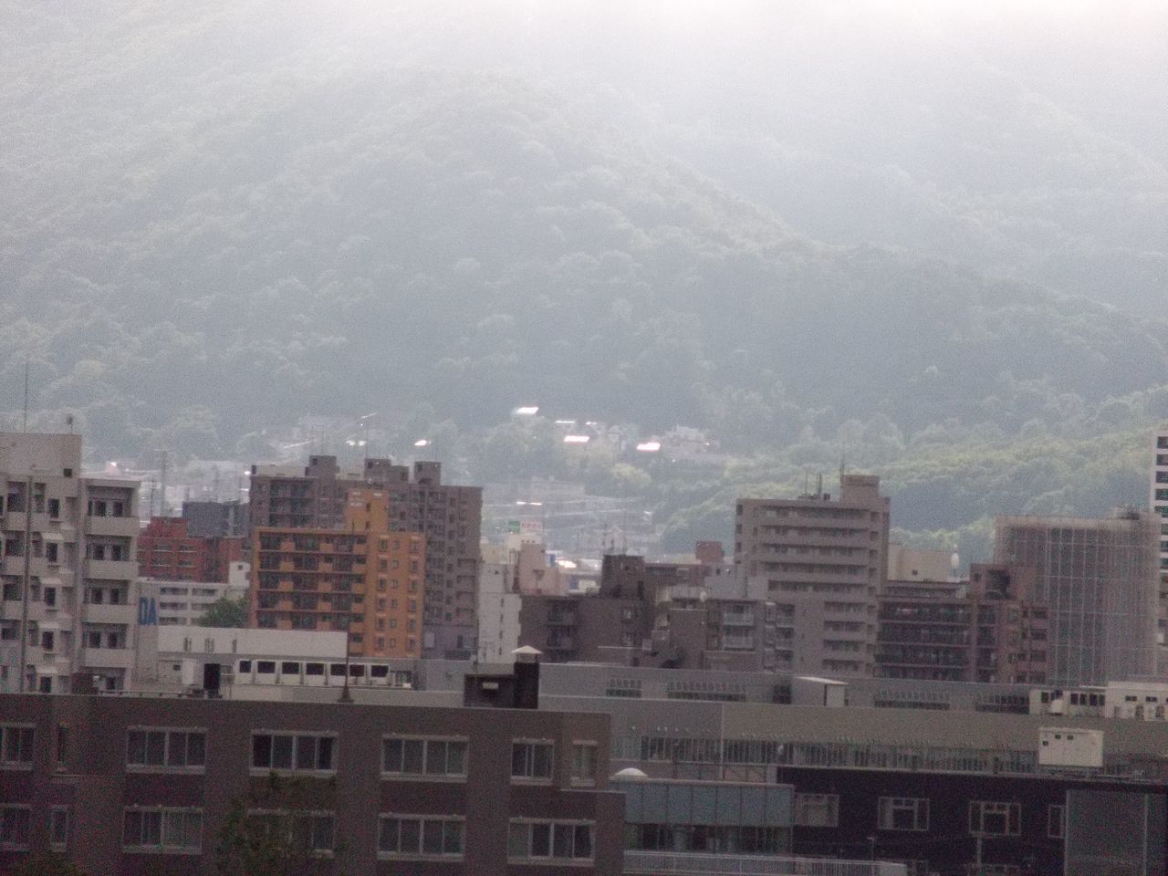 寒い札幌、一部だけ晴れ_c0025115_19114571.jpg