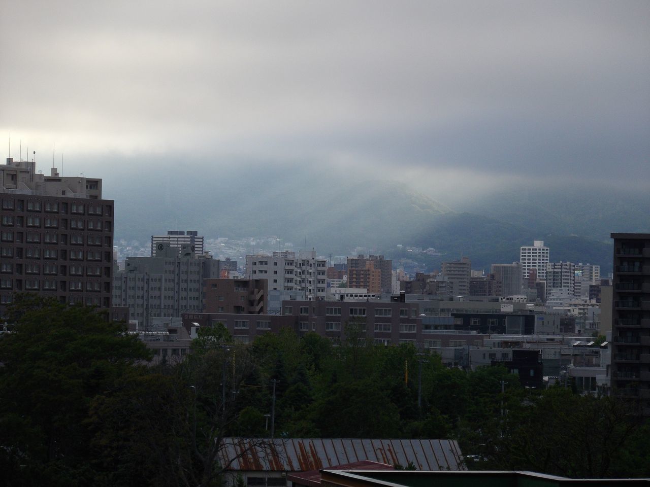 寒い札幌、一部だけ晴れ_c0025115_19182627.jpg