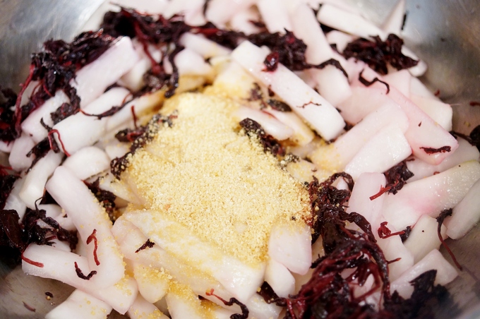 自家製保存食【簡単！美味しい！大根の漬物２種を同時に作っちゃう裏ワザ！！】【ツクレポお礼】です♪_b0033423_1321137.jpg