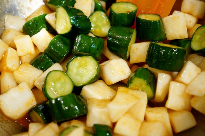 自家製保存食【簡単！美味しい！大根の漬物２種を同時に作っちゃう裏ワザ！！】【ツクレポお礼】です♪_b0033423_13362975.jpg