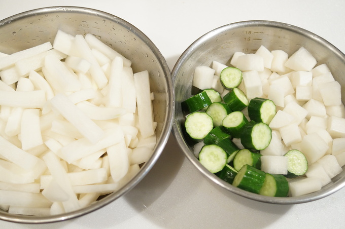 自家製保存食【簡単！美味しい！大根の漬物２種を同時に作っちゃう裏ワザ！！】【ツクレポお礼】です♪_b0033423_3284184.jpg