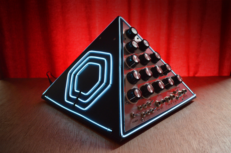 Mini Pyramid Synth_a0102250_5105681.jpg