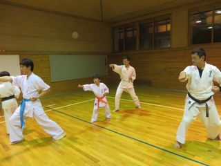 土曜日空手　宮の沢教室と麻生道場_c0118332_2318564.jpg
