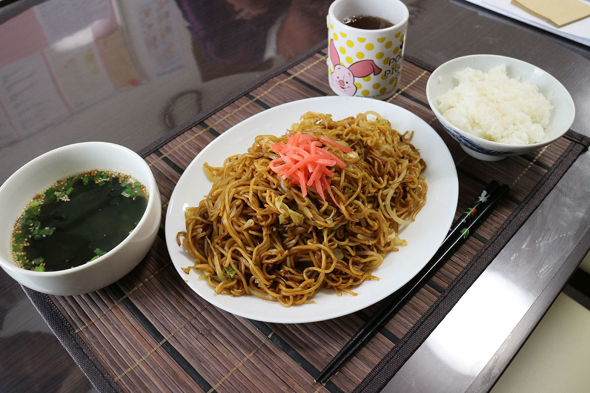 昼 焼きそば ご飯 わかめスープ 今日の献立