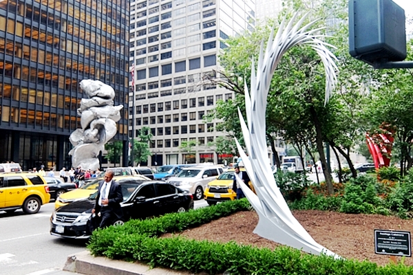 NYのパーク・アベニューに建築家でもあるSantiago Calatravaさんのアート作品登場中_b0007805_12258.jpg