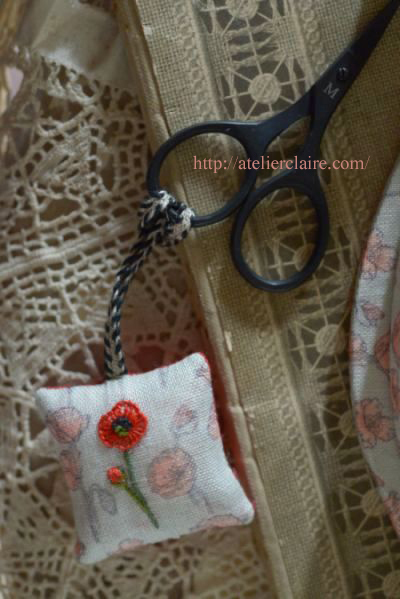 花刺繍のカルトナージュ～コクリコのソーイングセット～_a0157409_08234240.jpg