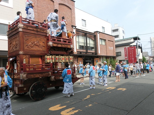 今年も駿河台三丁目は50名で参加　吉原祇園祭で西仲町さんの山車の引き回し_f0141310_7175229.jpg