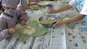 武生西小学校できな粉挽きとほうば飯作り_e0061225_185057.jpg
