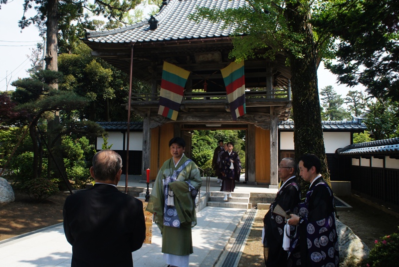 満行寺、鐘門落慶、先代の３年忌法要_e0034554_7441036.jpg