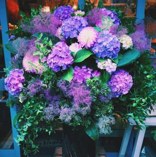 Flower Work 季節の花 紫陽花とスモークツリーで 花屋ボンヴィヴァンの花作品と少しの日常を