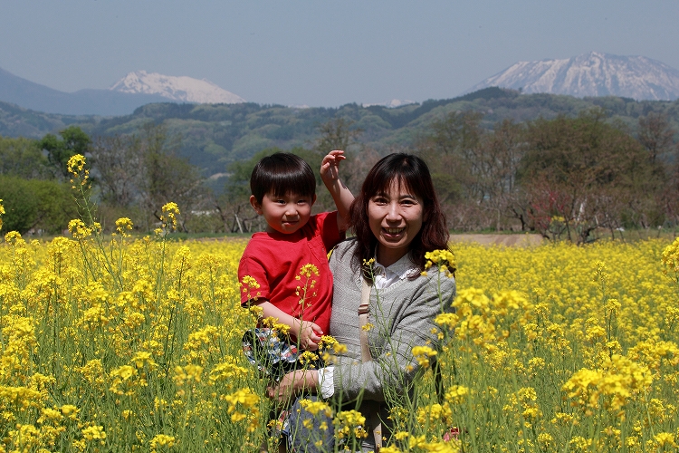 菜の花畑で甥っ子と奥さんと_e0303527_23522779.jpg