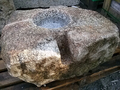 白川石の手水鉢 : 笑う門には福来る