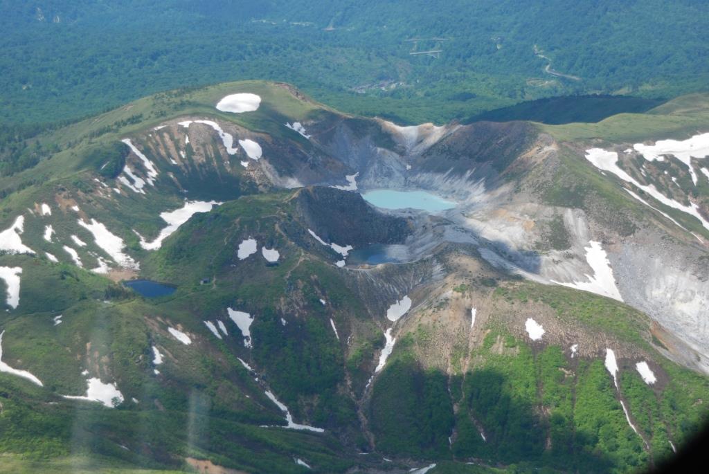 秋田焼山と秋田駒ヶ岳 ワイン１トン