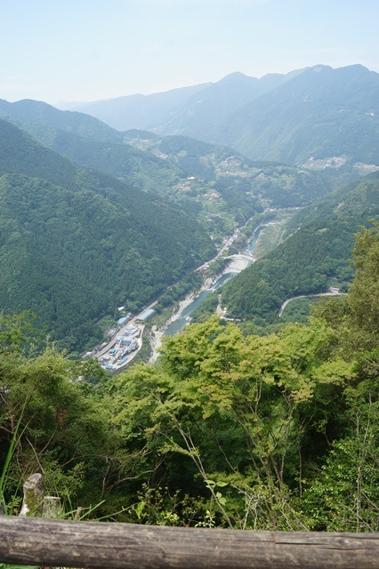 藤田八束の四国鉄道の旅: 落人伝説・・・四国路大歩危・小歩危を訪ねて、アンパンマン列車が大歩危を走る_d0181492_17531767.jpg