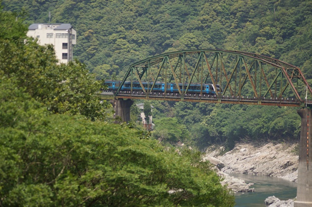 藤田八束の四国鉄道の旅: 落人伝説・・・四国路大歩危・小歩危を訪ねて、アンパンマン列車が大歩危を走る_d0181492_1802372.jpg