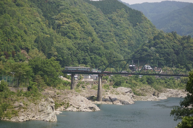 藤田八束の四国鉄道の旅: 落人伝説・・・四国路大歩危・小歩危を訪ねて、アンパンマン列車が大歩危を走る_d0181492_181161.jpg