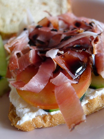 バルサミコ酢入りパニーノとジェラート (Panino con speck ricotta e aceto balsamico)_d0006400_011545.jpg