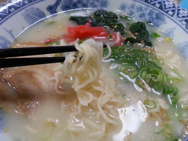 栗木商店 田舎とんこつラーメン ¥140_b0042308_1565225.jpg