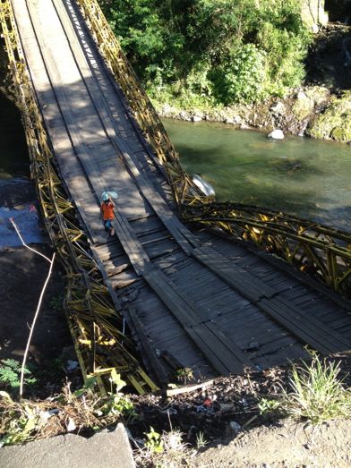 ウンダ川にかかる橋が落ちてしまいました。 _a0120328_11415033.jpg