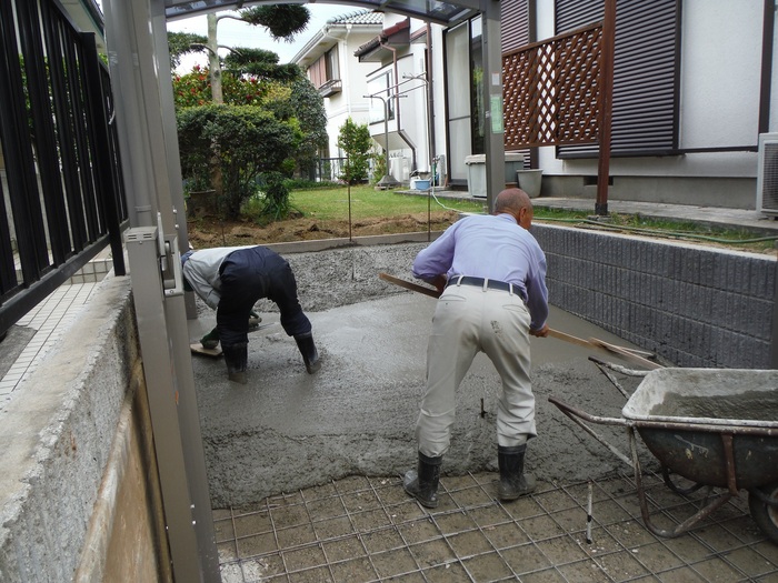 もう一台分の駐車場　～　コンクリート入れ。_d0165368_4383224.jpg