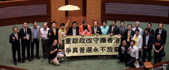 ▼香港の若者たちの雨傘が議会を動かした日_d0017381_210438.jpg