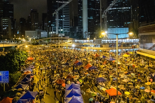 ▼香港の若者たちの雨傘が議会を動かした日_d0017381_2135740.jpg