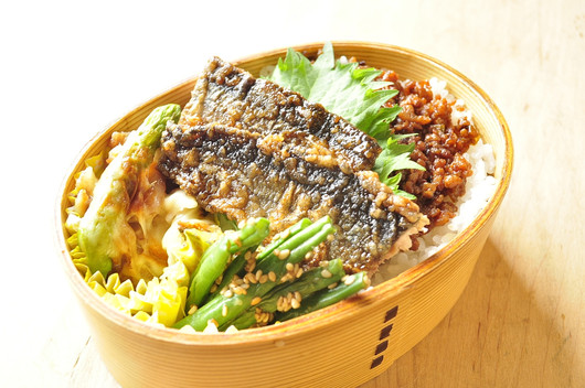 さんま蒲焼き弁当_b0171098_8331873.jpg