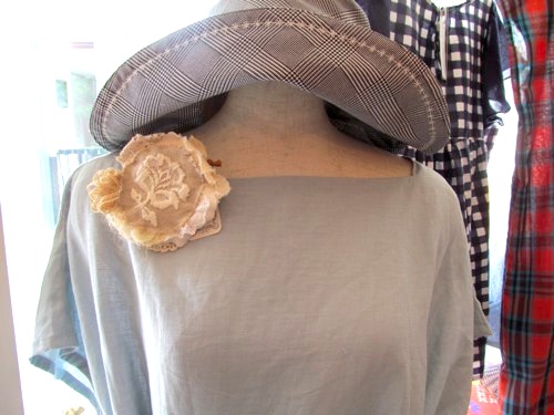 お洋服に加えて帽子やかばんも(ボタンも引き続き)_f0129557_126652.jpg