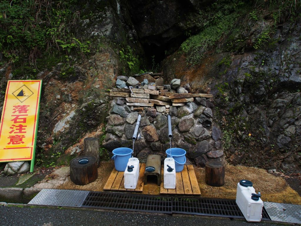 百間滝の岩清水_e0200287_2025567.jpg