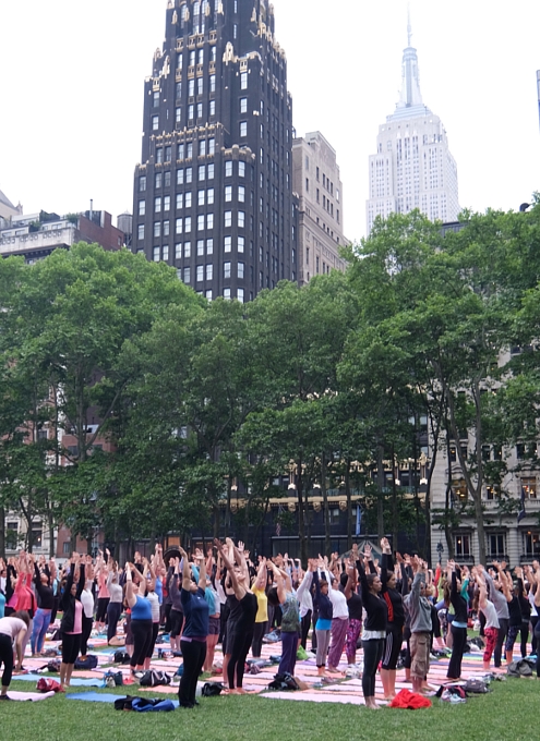 ブライアント・パークの無料のヨガ・クラス(Bryant Park Yoga)の様子_b0007805_23515680.jpg
