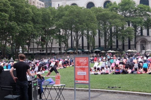 ブライアント・パークの無料のヨガ・クラス(Bryant Park Yoga)の様子_b0007805_23525586.jpg