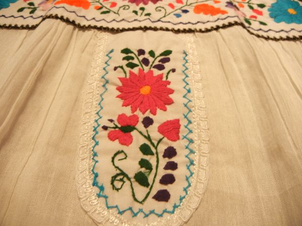 MEXICAN TUNIC WHITE FLOWER--From Sarah--_c0333053_14362259.jpg