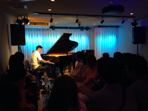 Jazzlive comin 本日月曜日のライブ_b0115606_12041319.jpg