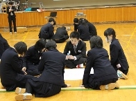 新潟県立五泉高等学校においてワークショップ「“異”心伝心」を行いました。_c0167632_17181439.jpg
