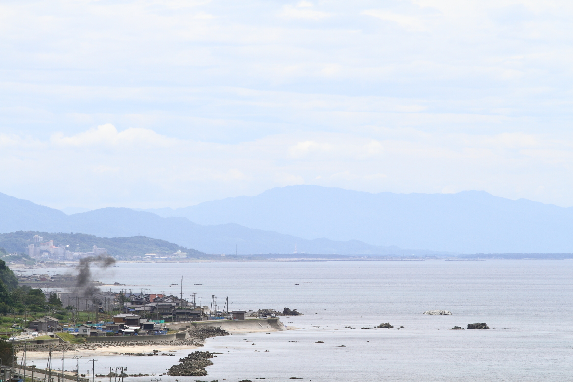 海の向こうに煙を見ていた日 - 羽越線 - _b0190710_1784443.jpg