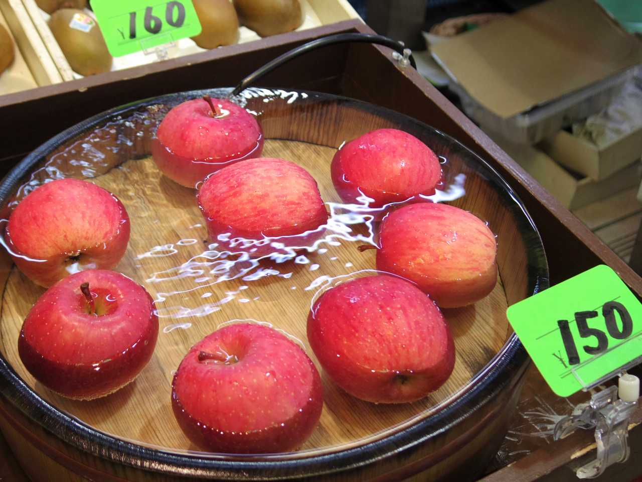 ある青果店のリンゴの売り方が印象的だった 京都 錦市場にて 京都在住フリーライターの日常 ある青果店のリンゴの売り方が印象的だった 京都 錦市場にて 京都在住フリーライターの日常