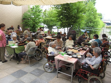 「中庭昼食会」_e0191174_5353984.jpg