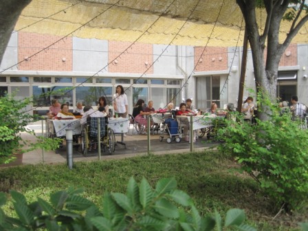 「中庭昼食会」_e0191174_5355336.jpg
