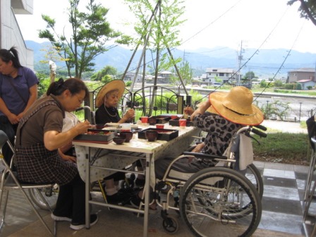 「中庭昼食会」_e0191174_5361663.jpg