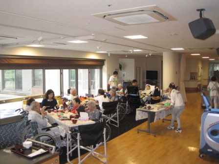 「中庭昼食会」_e0191174_536359.jpg
