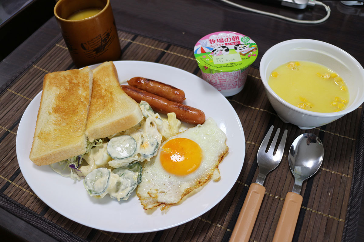朝 トースト 目玉焼き マカロニサラダ ウィンナー オレンジジュース 今日の献立 朝 トースト 目玉焼き マカロニサラダ ウィンナー オレンジジュース 今日の献立