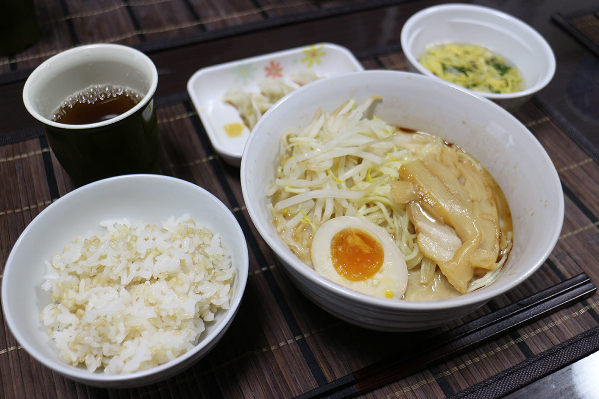 昼・とんこつラーメン、餃子、たまごスープ_c0357519_15174960.jpg