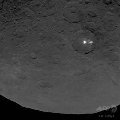 準惑星セレスに「ピラミッド」?、光も NASAが画像公開 / CNN ・AFP_b0003330_1143588.jpg