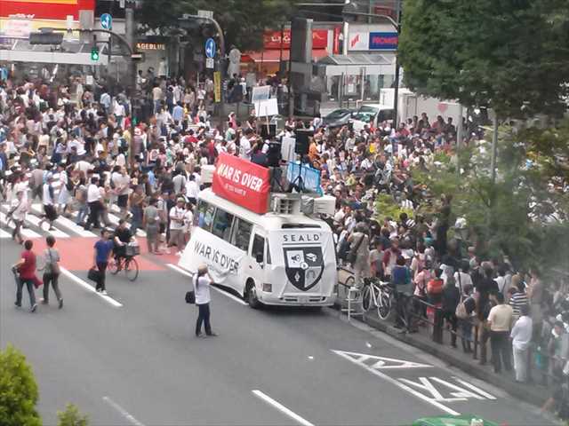 渋谷ハチ公前騒然　 SEALDsが渋谷で戦争法案反対の大街宣_c0024539_2154203.jpg