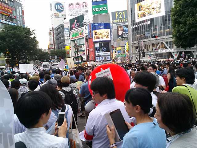 渋谷ハチ公前騒然　 SEALDsが渋谷で戦争法案反対の大街宣_c0024539_2154211.jpg