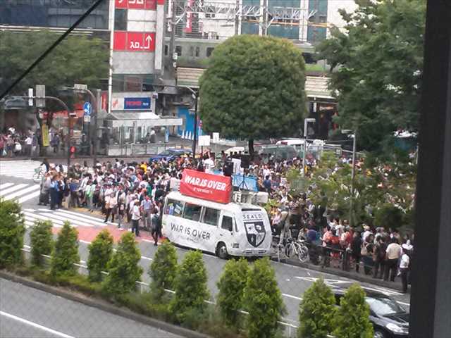 渋谷ハチ公前騒然　 SEALDsが渋谷で戦争法案反対の大街宣_c0024539_21542289.jpg